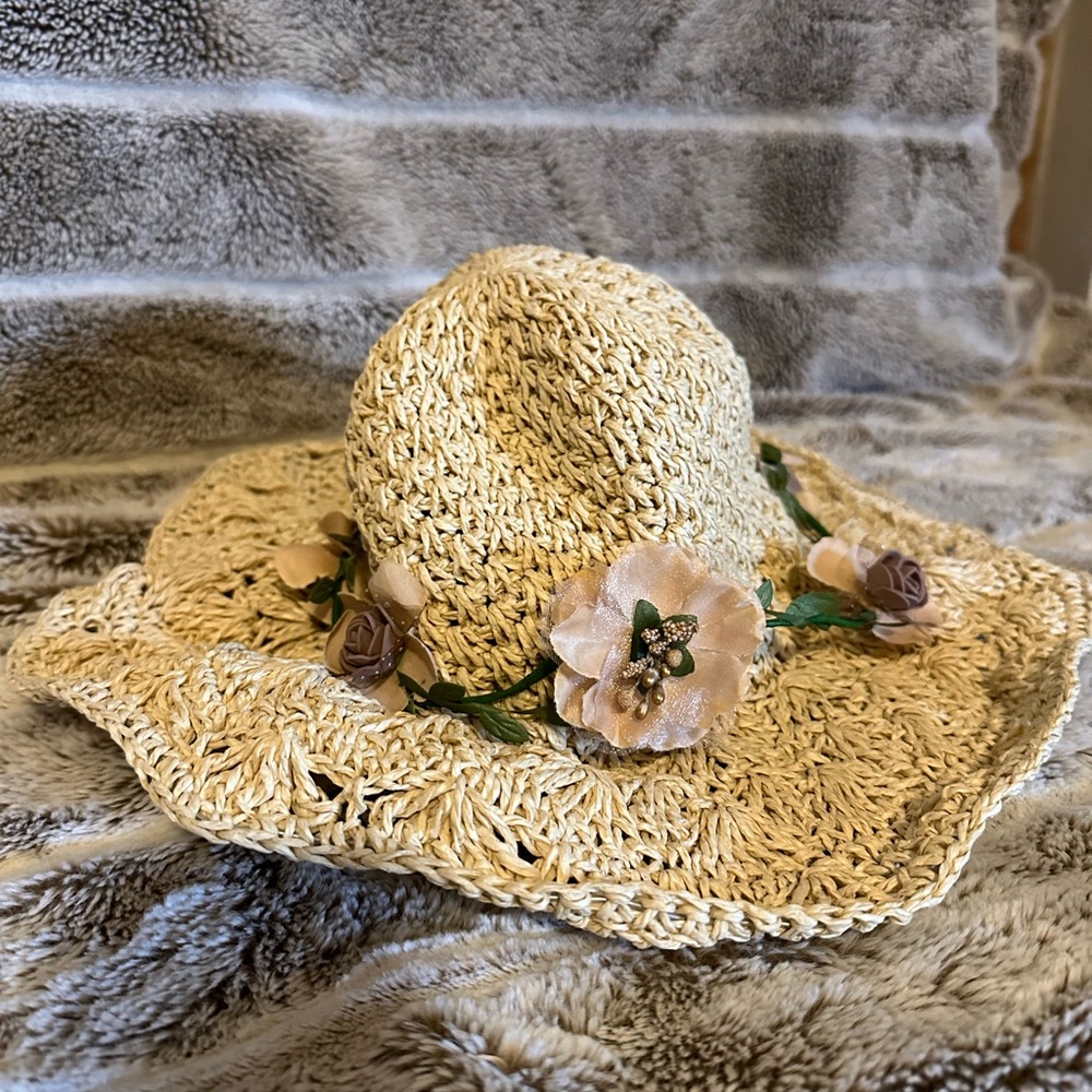Adjustable straw hat with removable flower wreath